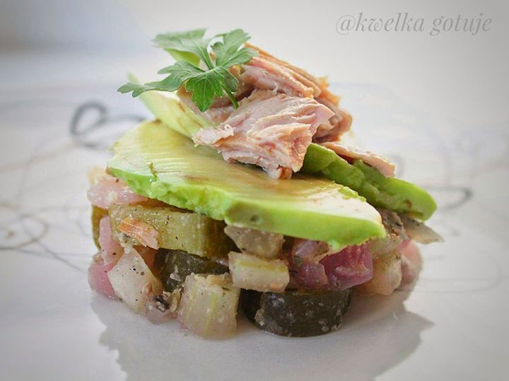 Śniadanie na ciepło z tuńczykiem, awokado i warzywami