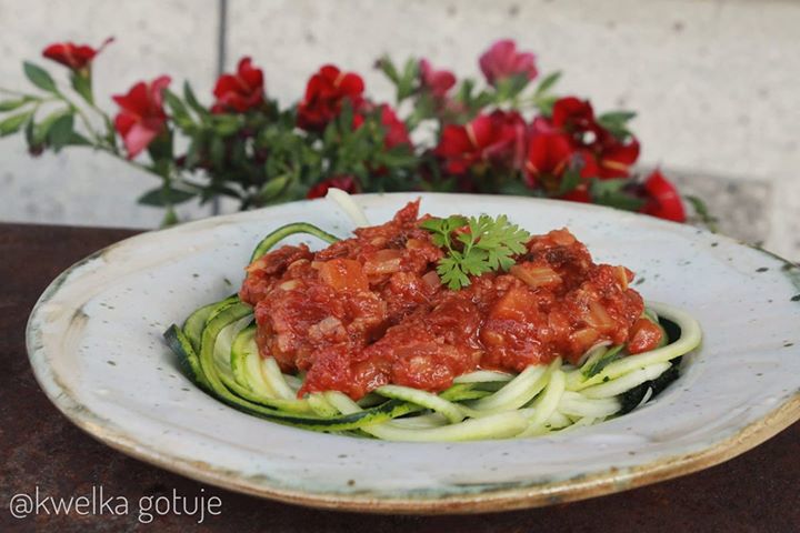 Spaghetti cukiniowe z sosem pomidorowo-soczewicowym