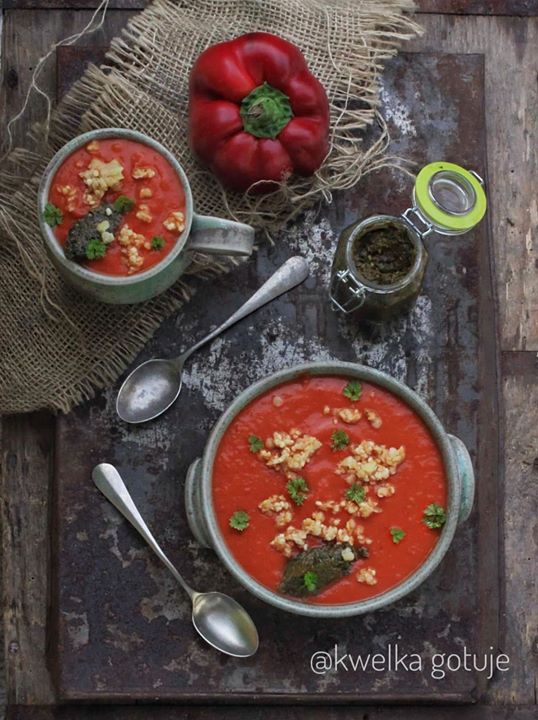 Zupa paprykowa na soku pomidorowym z pastą pietruszkowo-czosnkową