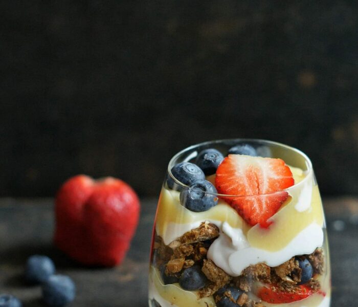Parfaits, czyli deser z musli, jogurtu i owoców