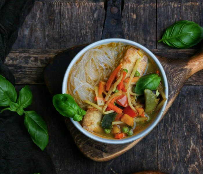 Orientalna zupa z tofu i makaronem ryżowym