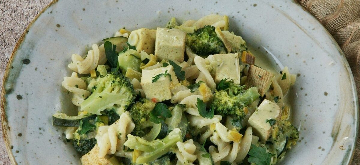 Curry z tofu, makaronem kokosowym, brokułem i cukinią
