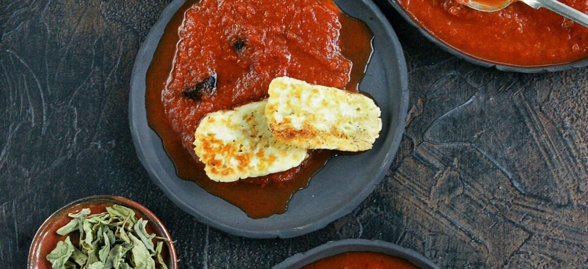 Smażone halloumi z sosem pomidorowym