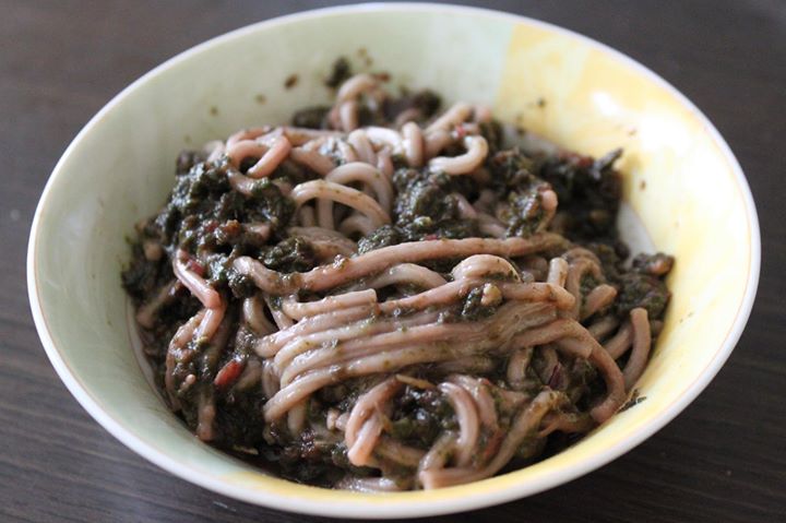 Razowy makaron spaghetti i z botwinkowym pesto