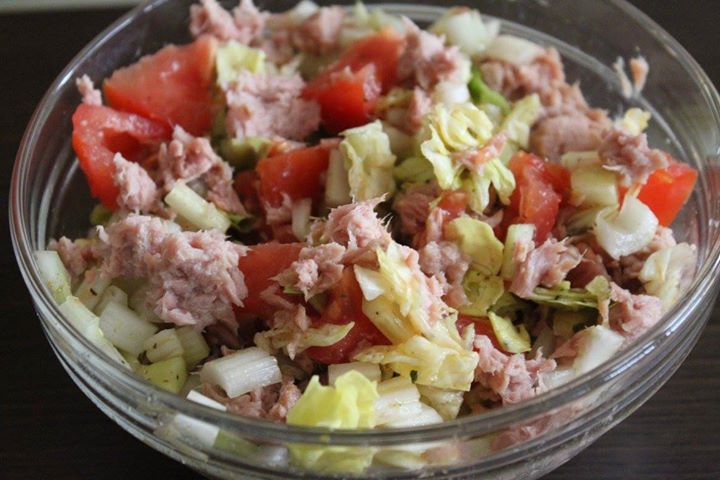 Sałatka z tuńczyka, selera naciowego, pomidora i sałaty doprawiona