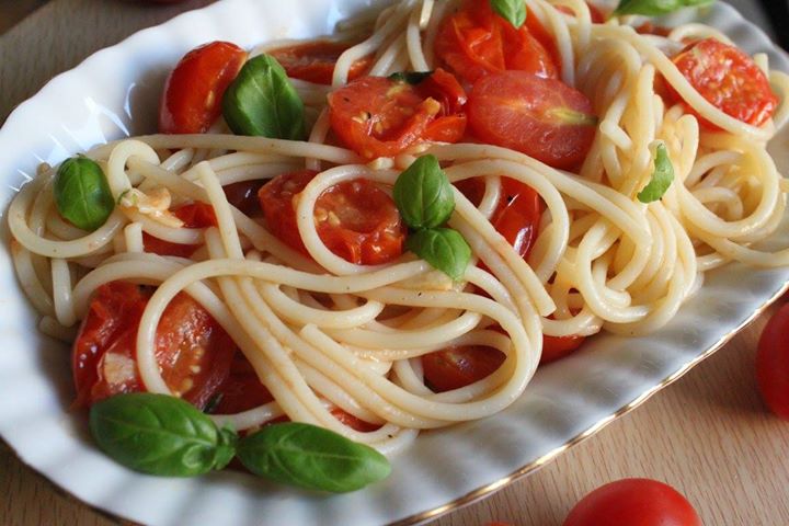 Spaghetti z pomidorkami i bazylią