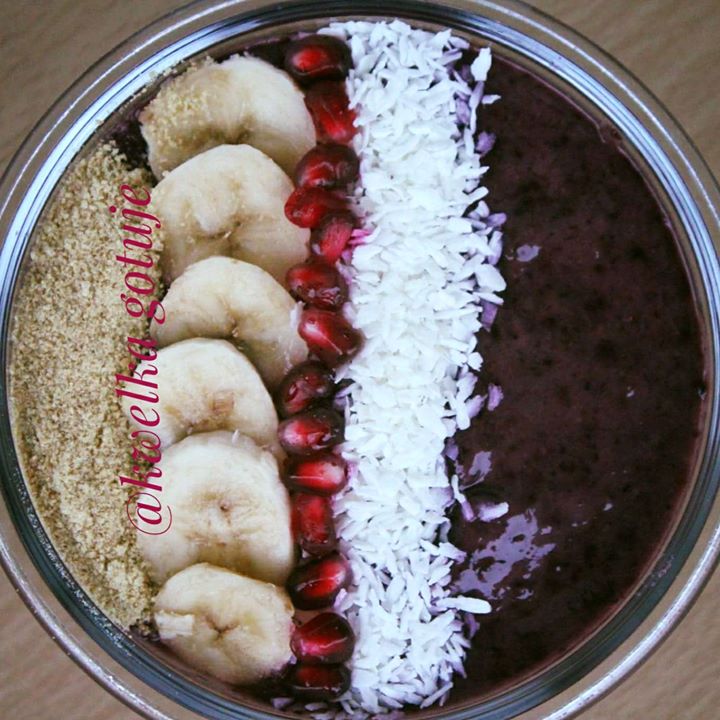 Wegańskie smoothie bowl z awokado i owocami leśnymi