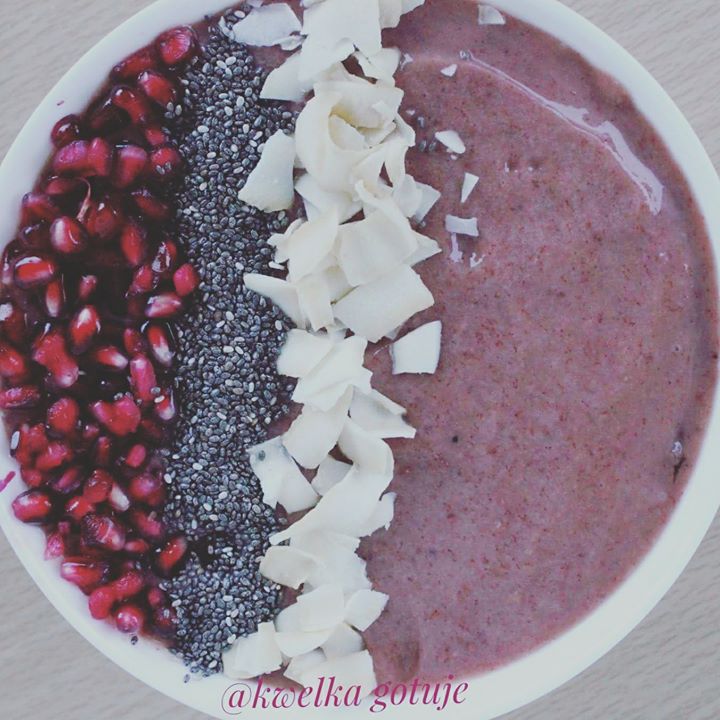 Awokado smoothie bowl z truskawkami