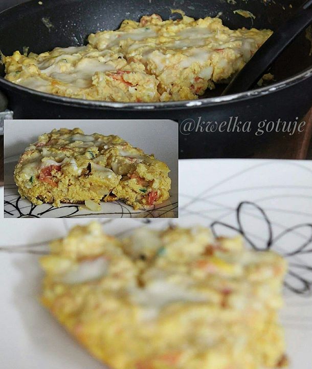 Jajeczno-ziemniaczany omlet z pomidorem i mozzarellą