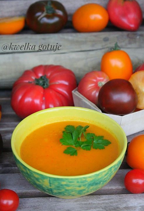 Zupa z pomarańczowych pomidorów