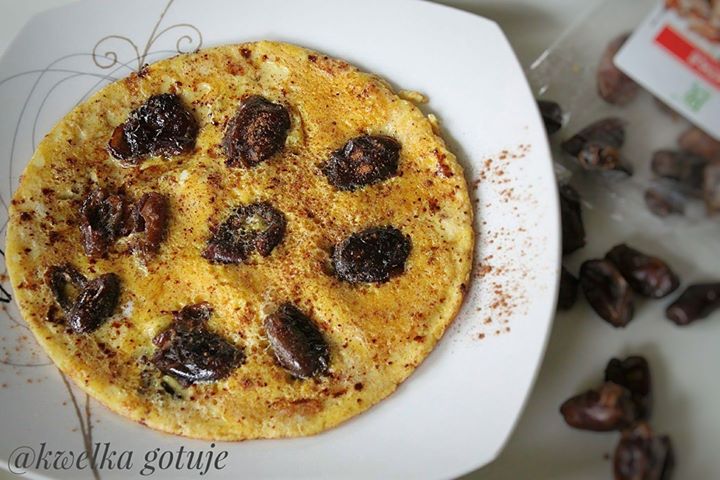 Omlet w stylu irańskim – z daktylami i cynamonem