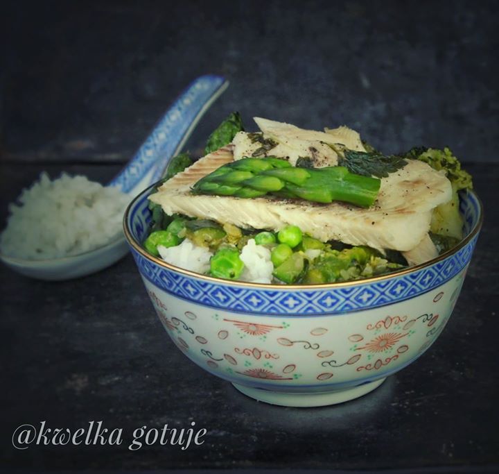 Curry z zielonymi warzywami i pieczonym pstrągiem