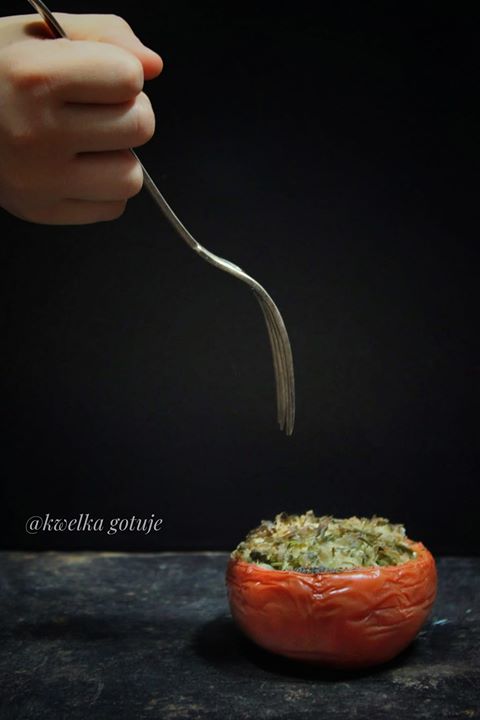 Zapiekany pomidor z kapustą kiszoną i natką pietruszki.