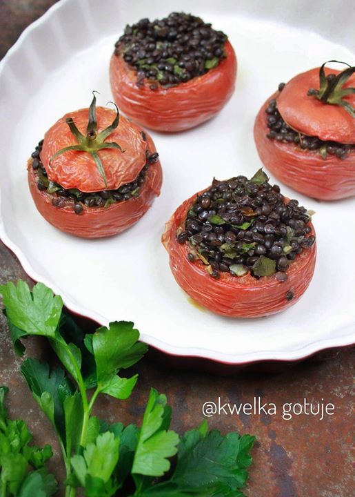 Pomidorki nadziane czarną soczewicą i natką pietruszki