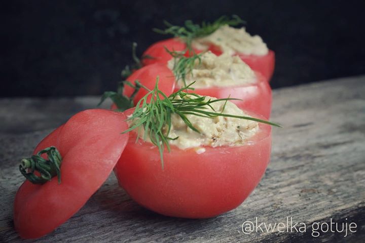 Pomidory faszerowane tuńczykiem, jajkiem, czerwoną cebulą i koperkiem