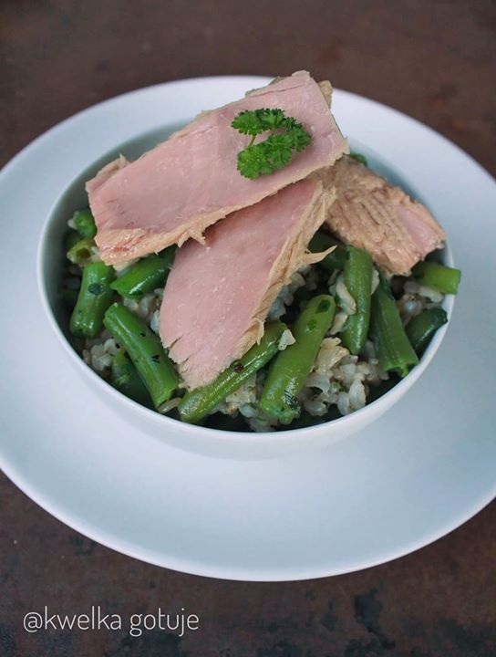 Sałatka z ryżem, fasolką i tuńczykiem – doskonała na piknik