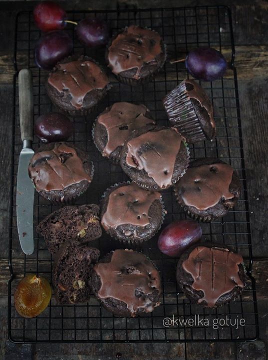 Kakaowe muffinki śliwkowe z czarnym czosnkiem