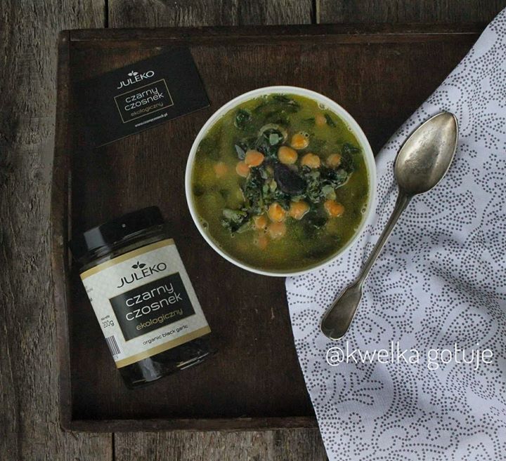 Szpinakowa zupa z ciecierzycą
