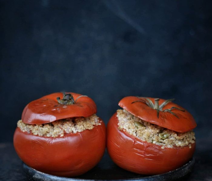 Pomidory faszerowane komosą ryżową i groszkiem