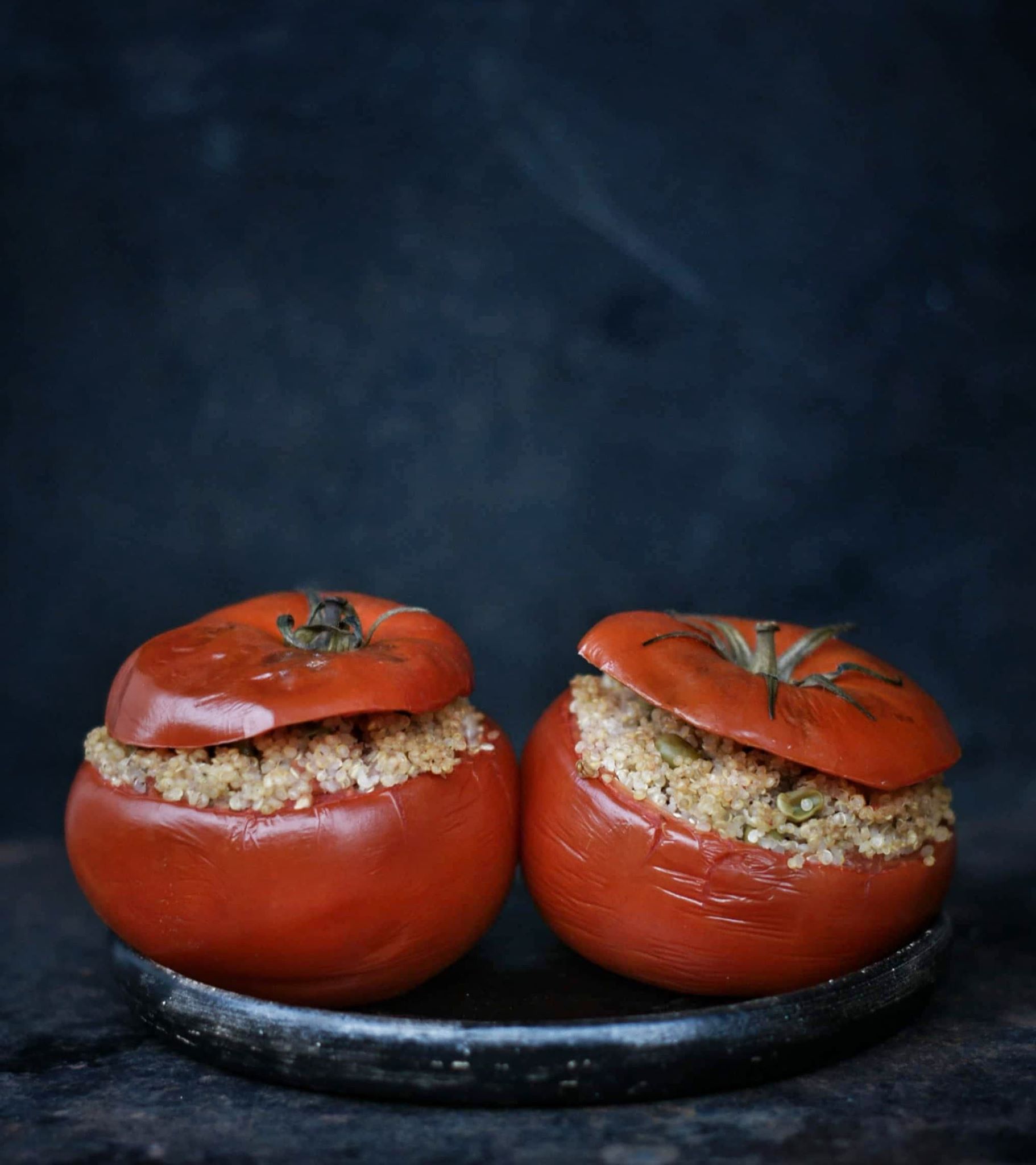 Pomidory faszerowane komosą ryżową i groszkiem