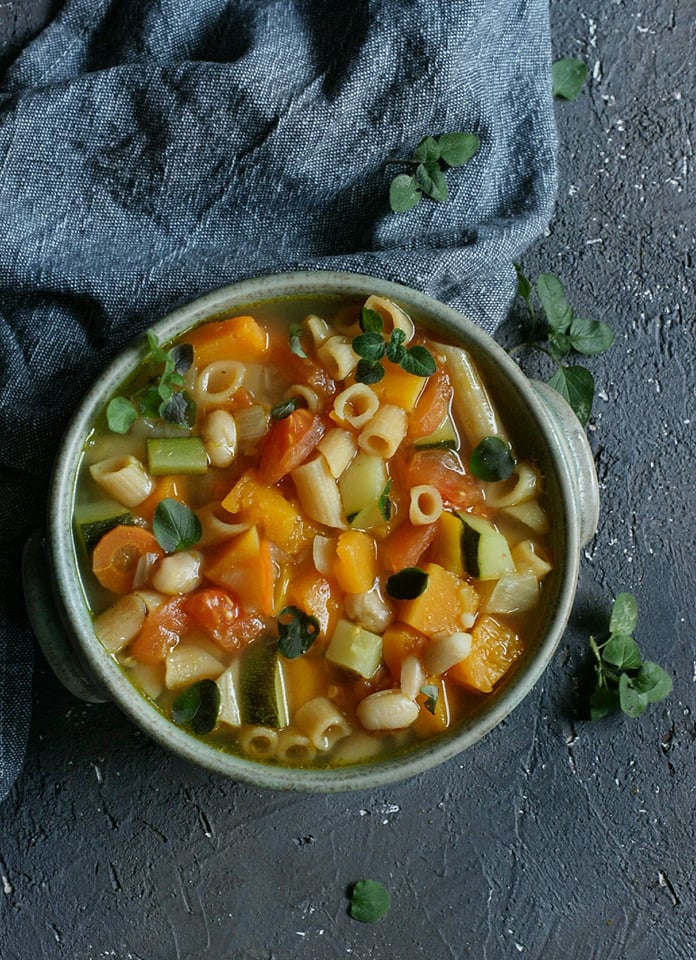 Warzywna zupa z makaronem