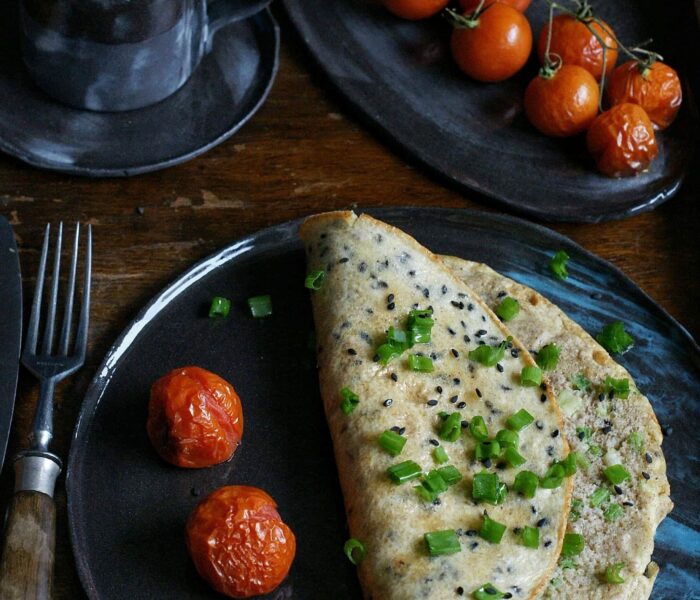 Gryczany omlet z sezamem i szczypiorkiem