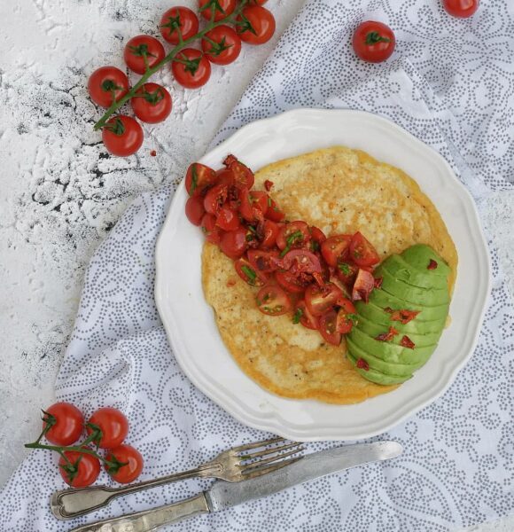 Omlet z pomidorkami, awokado i płatkami papryki