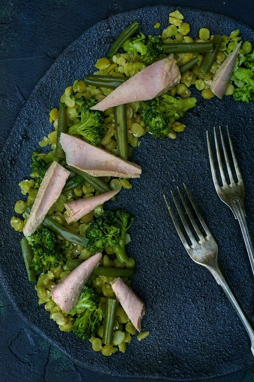 Tuńczykowa sałatka z zielonymi warzywami i zielonym grochem