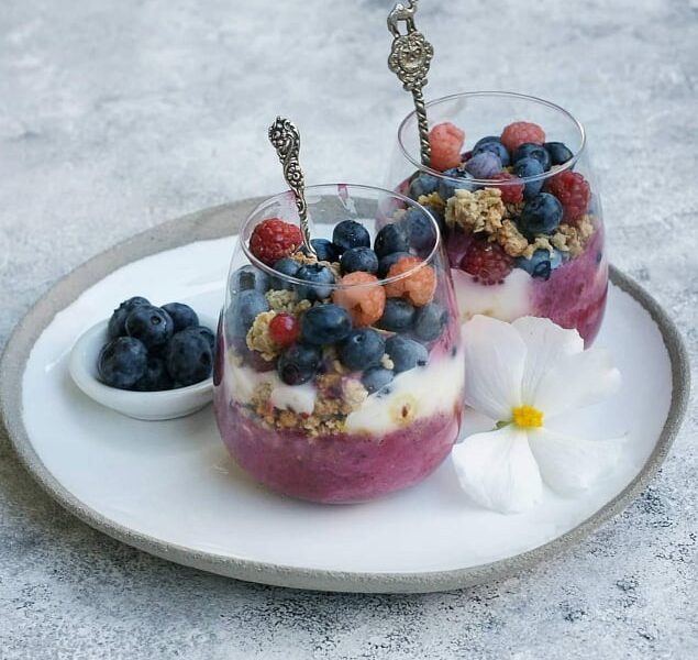 Jogurt z granolą, kremem borówkowym i owocami