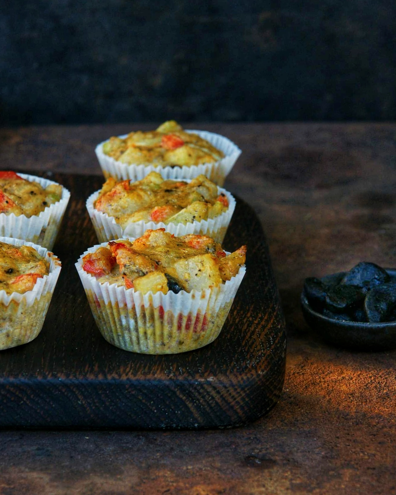 Warzywne muffiny z kalarepką, papryką i czarnym czosnkiem