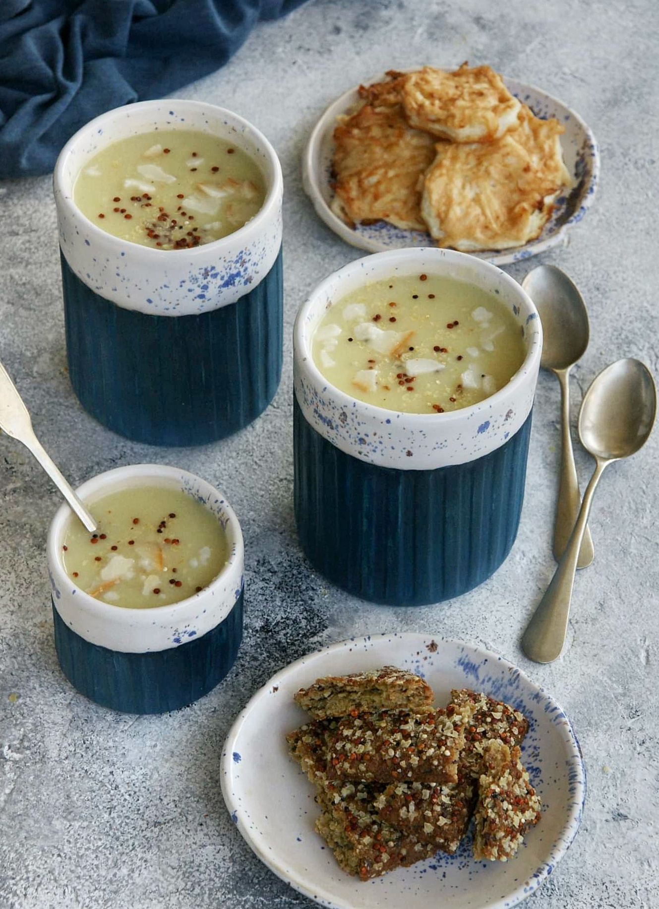 Zupa krem czosnkowo-kalafiorowa z placuszkami serowo-selerowymi