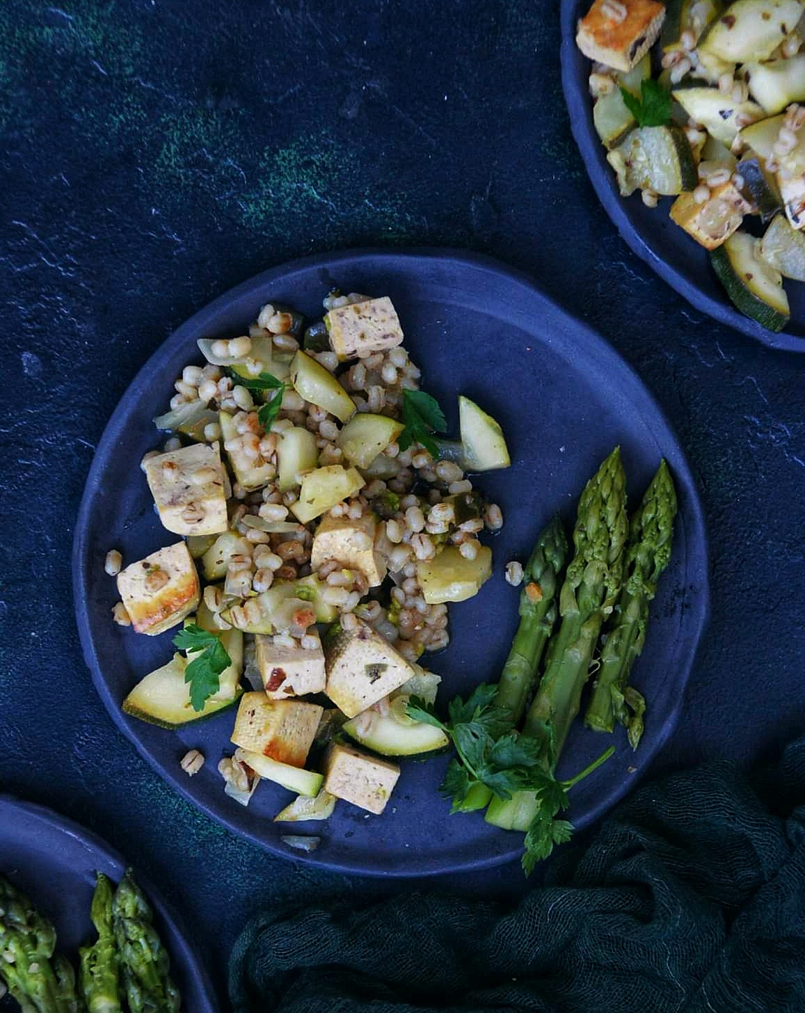 Kaszotto ze szparagami, cukinią i tofu
