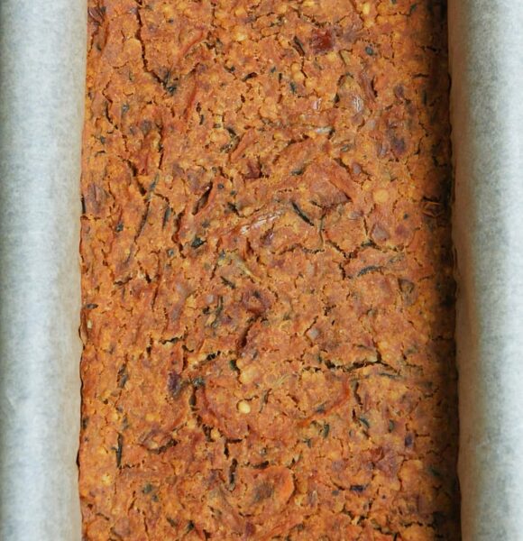 Jaglany pasztet z soczewicą, suszonymi pomidorami i cukinią