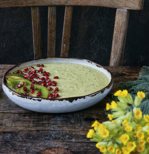 Śniadaniowe smoothie bowl z komosy ryżowej i kiwi