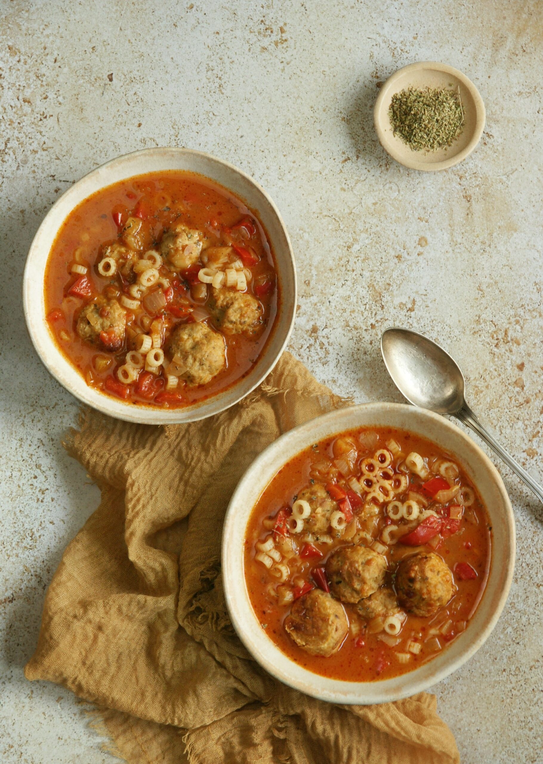 Pomidorowo-warzywna zupa z pieczonymi klopsikami