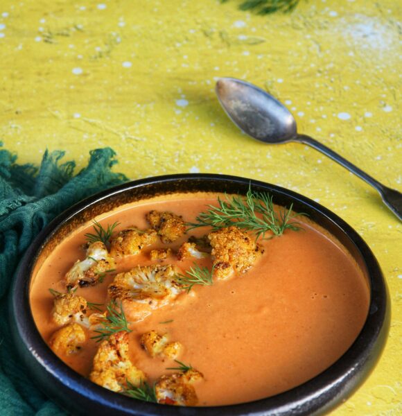 Pomidorowa zupa curry z ciecierzycą i pieczonym kalafiorem