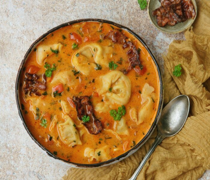 Zupa z makaronem tortellini