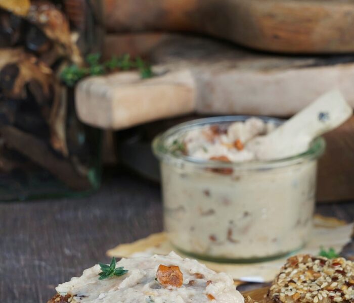 Wegański smalczyk z fasoli z kurkami