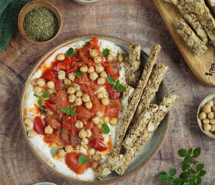 Pieczone pomidory z ciecierzycą i z papryką na jogurcie pomidorowym