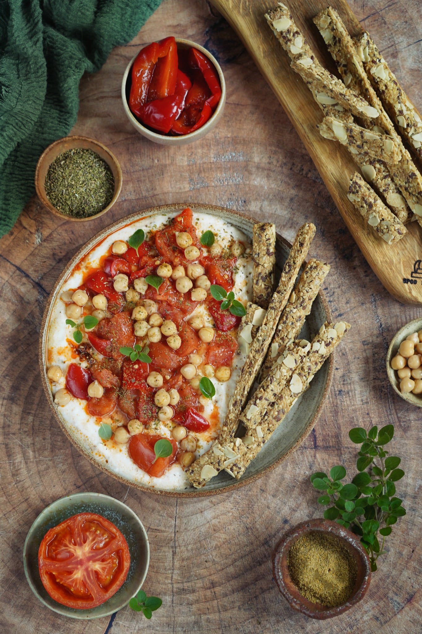 Pieczone pomidory z ciecierzycą i z papryką na jogurcie pomidorowym