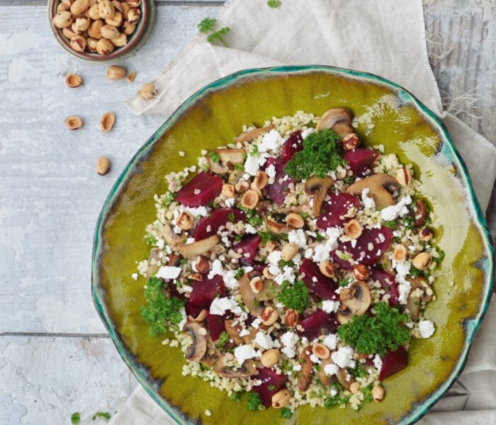 Sałatka na ciepło z kaszy i burakami