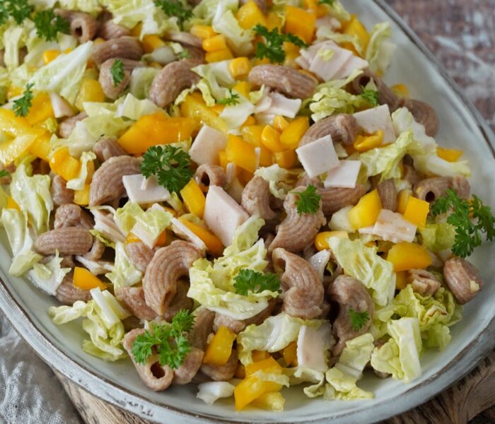 Sałatka makaronowa z kapustą pekińską