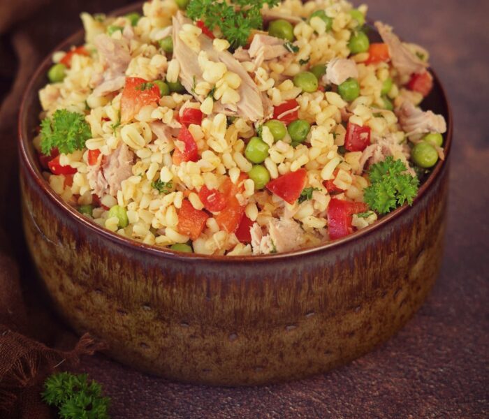 Sałatka z kaszy bulgur i tuńczyka