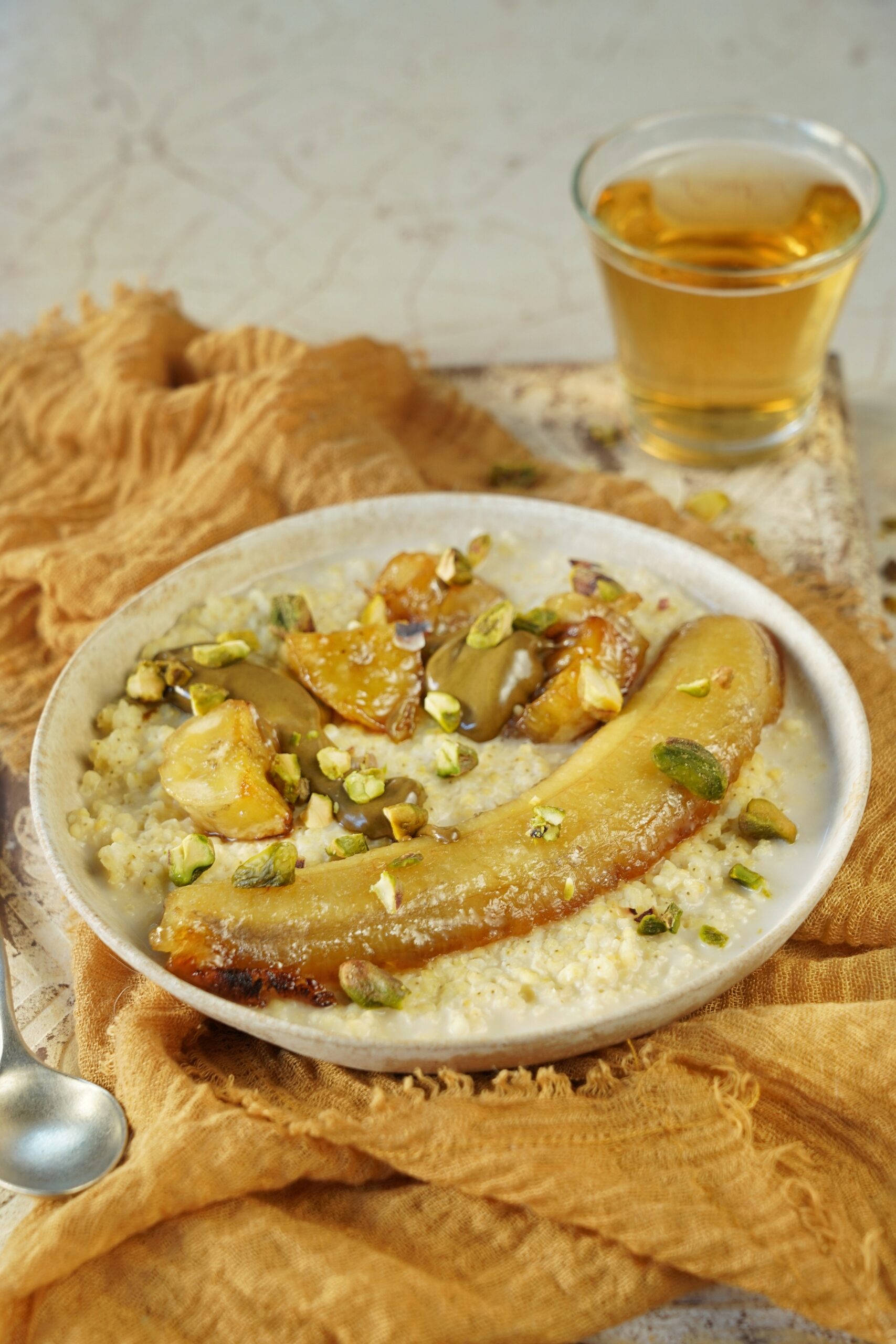 Jaglanka z karmelizowanymi bananami