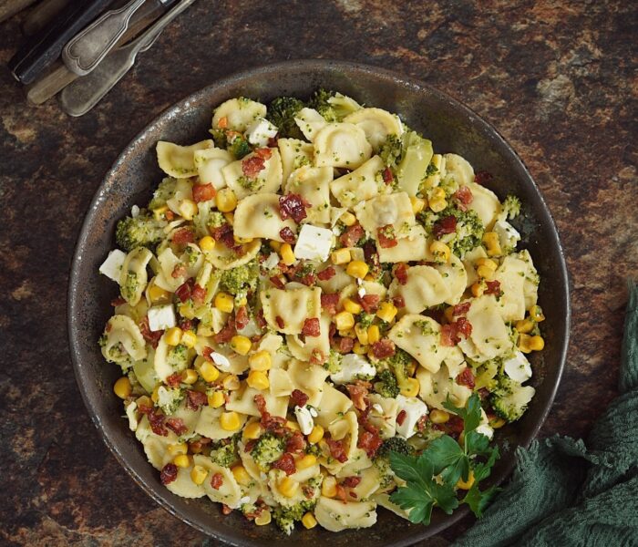 Sałatka z tortellini z brokułem i boczkiem