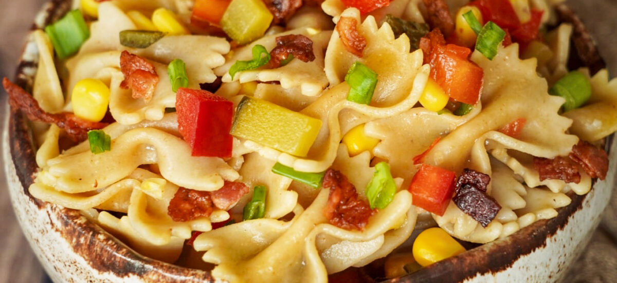 Sałatka makaronowa z boczkiem i papryką